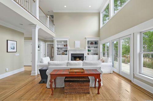 16 Bittersweet Ln, Pine Neck NY  11963-1422 exterior