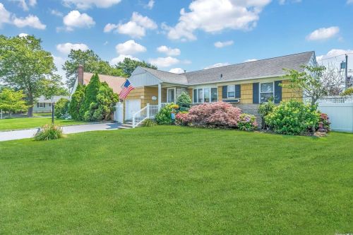 2116 Central Dr, Hempstead, NY 11554-5123