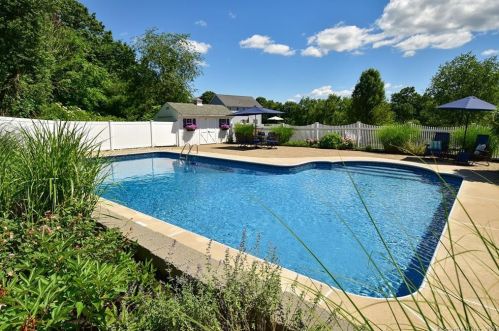 4 Lookout Lndg, Ellington CT  06029-2543 exterior