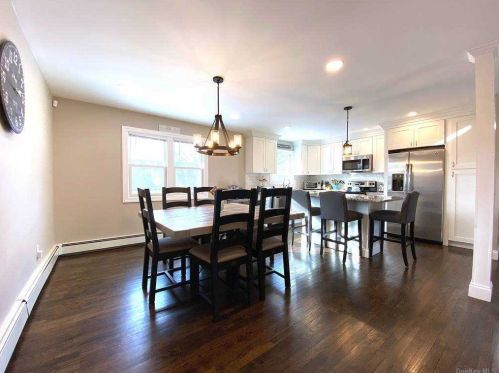 1216 Ellis St, Holbrook, NY 11741-3815