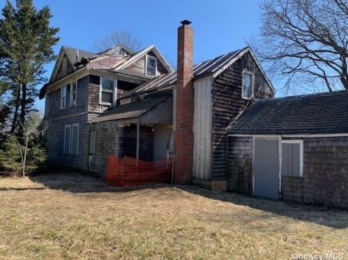 7 Bay Ave, Eastport, NY 11941-1309