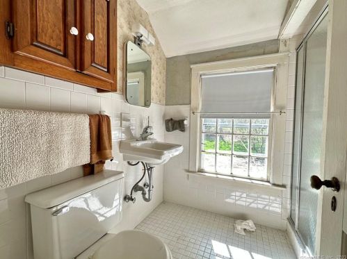 214 Berkshire Rd, Sandy Hook CT  06482-1548 exterior