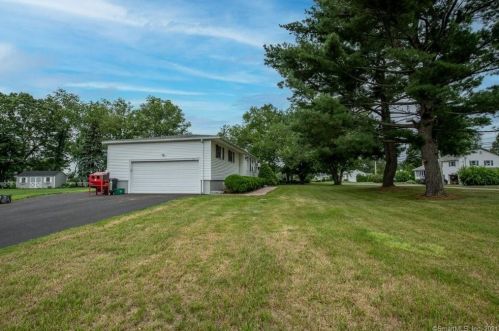 2 Valley Brook Ln, North Haven CT  06473-2638 exterior