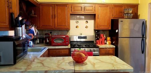 1071 213th St, Bronx, NY 10469-1302