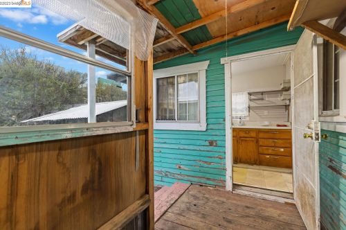 9825 E St, Oakland CA  94603-2339 exterior