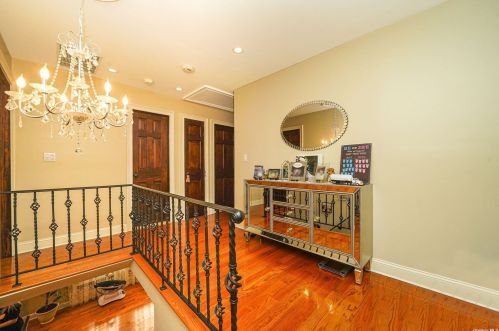 250 Bixley Heath, Lynbrook NY  11563-3138 exterior