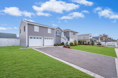 57 Verdi Ter, North Lindenhurst, NY 11757-6641