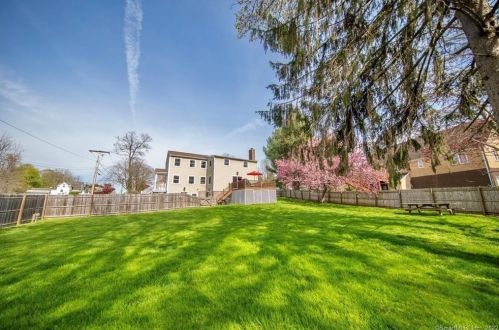 7 Edgewood Dr, Middletown CT 06457-3508 exterior