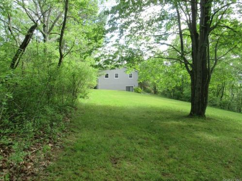 101 Shale Dr, Middletown NY  10940-7121 exterior