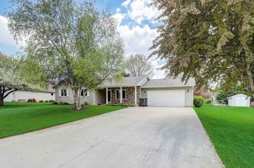 267 Niehoff Dr, Fall River, WI 53932-9579