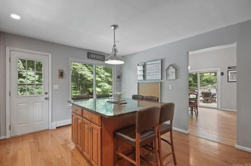 5 Highview Ter, Somers Town NY  10589-2800 exterior