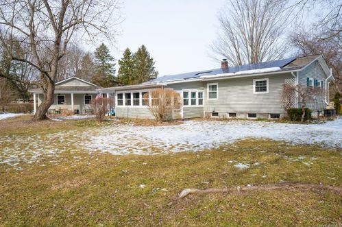 5 Willow Dr, Hyde Park, NY 12538-2121