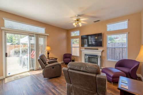 8686 White Peacock Way, Elk Grove CA  95624-3701 exterior