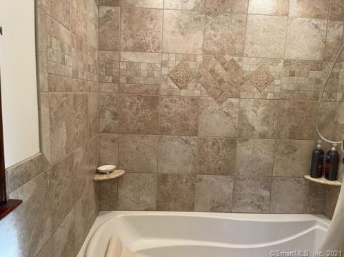 109 Longview Dr, Windsor CT  06095-3806 exterior