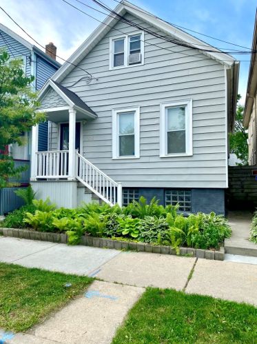 1315 Kane Pl, Milwaukee, WI 53202-1632