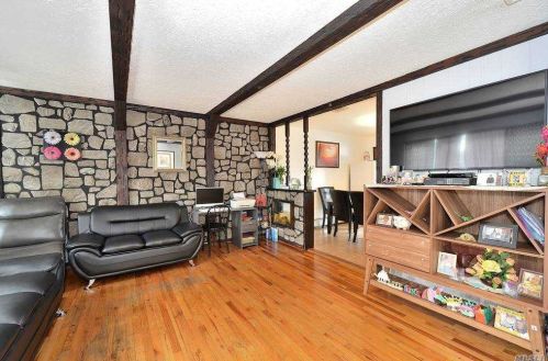 166 Waco St, North Lindenhurst, NY 11757-5338