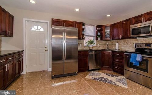 8015 Gilbert St, Philadelphia PA 19150-2505 exterior