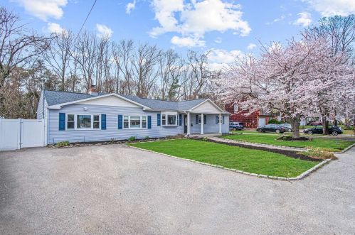 1026 Cassel Ave, Bayshore, NY 11706-6114