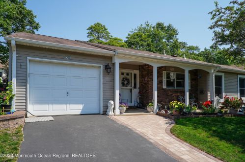20 Nicole Ct, Lakewood, NJ 08701-7314