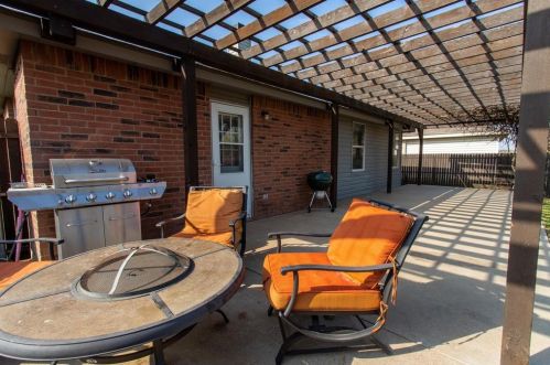 5128 Cliff Oaks Dr, Fort Worth TX  76179-2394 exterior