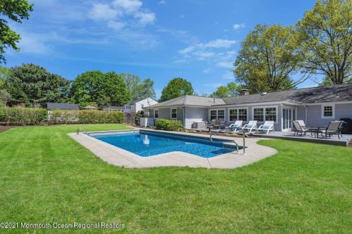 33 Pelican Rd, Middletown NJ  07748-3237 exterior