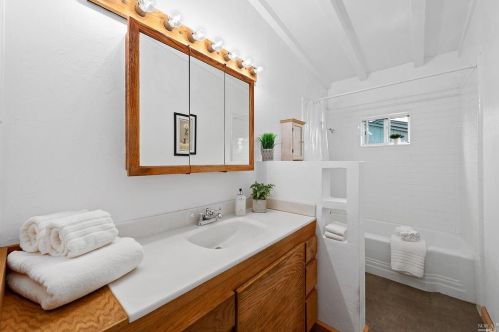 1233 Gloria Dr, Santa Rosa CA 95407-7483 exterior