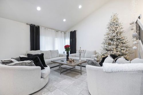 27067 Alabastro Dr, Santa Clarita CA  91354-2215 exterior