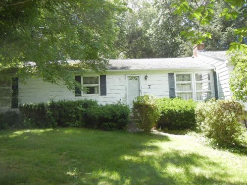 7 Pollys Ln, Uncasville, CT 06382-1425