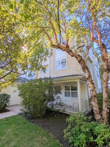623 Viewpoint Ter, Peekskill NY  10566-6210 exterior