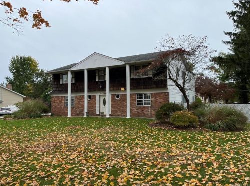 220 Cedrus Ave, Elwood, NY 11731-4522
