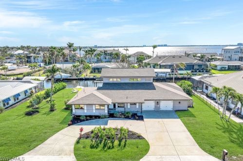 5811 1st Pl, Cape Coral, FL 33914-7111