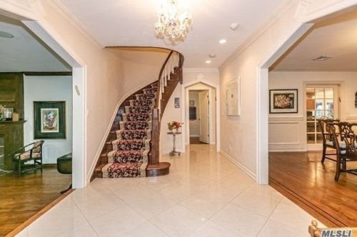 18 Robin Way, Great Neck, NY 11021-1024