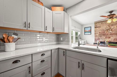 8 Heath Rd, Fishkill NY 12524-2024 exterior