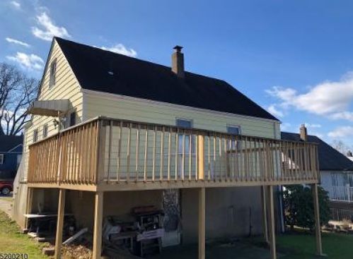 75 Grandview Dr, West Paterson, NJ 07424-2709