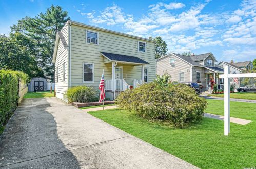 78 Spruce St, Islip Manor, NY 11751-3022