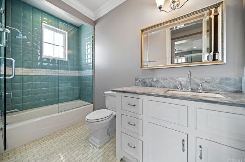 920 Kings Rd, Newport Beach CA  92663-5718 exterior