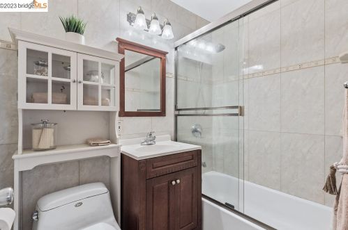 2037 19th Ave, Oakland CA  94606-4153 exterior