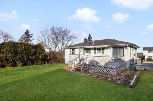 59 Grinnell Ave, Tiverton RI  02878-1901 exterior