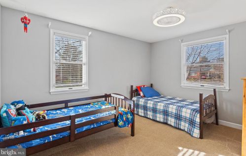 300 E St, Purcellville VA  20132-3317 exterior