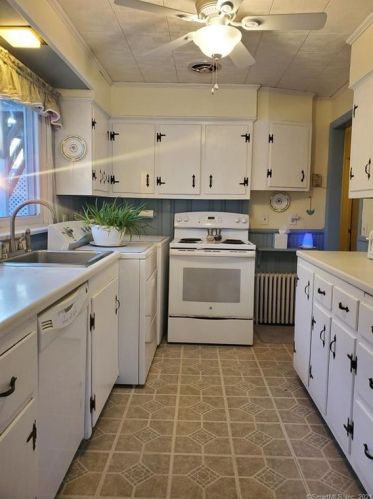 77 Spicer Ave, Groton, CT 06340-3626