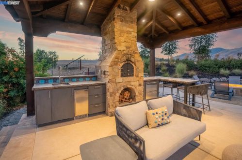 1080 Victorine Rd, Livermore CA  94551-6635 exterior