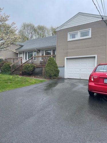 24 William St, Waterford, CT 06385-2341