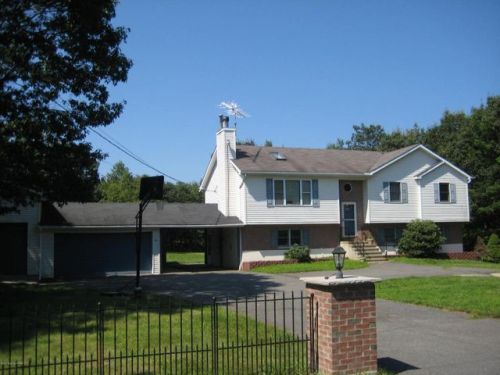 2877 Adirondack Dr, Blakeslee, PA 18610-2408