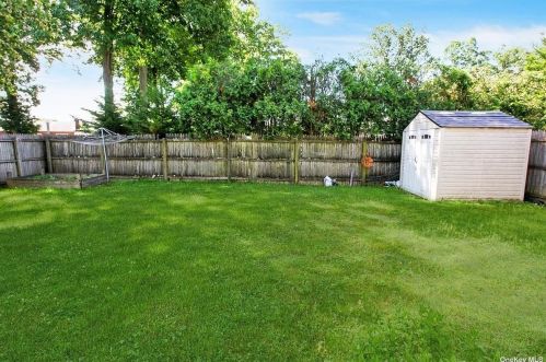 18 Manor Pl, Huntington Station, NY 11746-1546