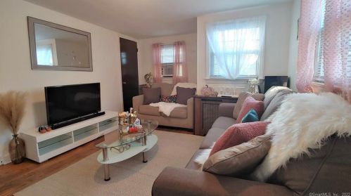 77 Wilson St, Stamford, CT 06902-5617