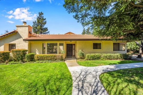 41 Fountain Grove Cir, Fairfield CA  94558-2483 exterior