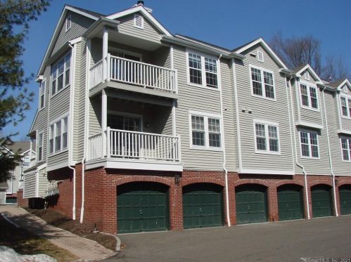 126 Mayfield Dr, Bridgeport, CT 06611-2356