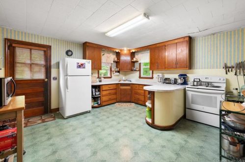 114 Falls Rd, Moodus, CT 06469-1212