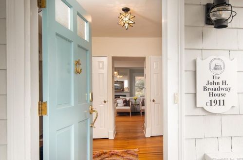 17 Crockett St, Norwalk CT  06853-1610 exterior