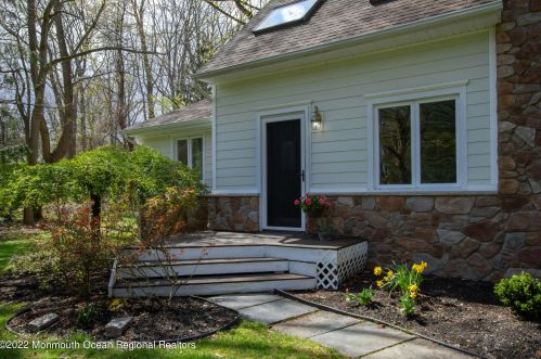 40 Sunrise Pl, Tinton Falls, NJ 07701-5556